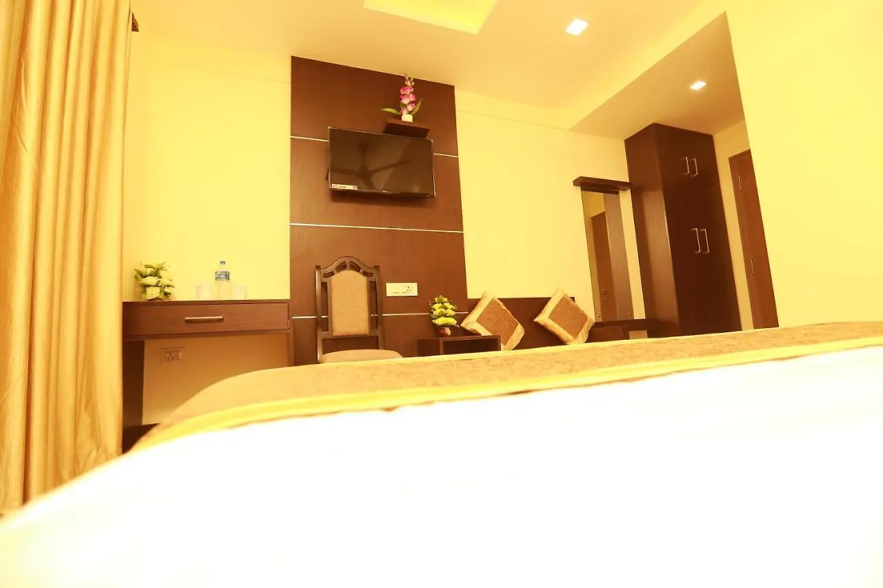 *** Hotel The Crescent Suites Edapalli India